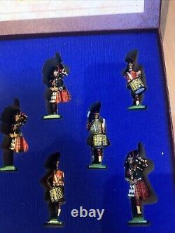 Britains 5196 The Pipes & Drums 1st Batt. The Black watch in Fitted Box in 54mm