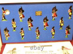 Britains 5196 The Pipes & Drums 1st Batt. The Black watch in Fitted Box in 54mm