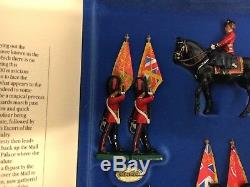 Britains 5801 Trooping The Colour, Hm Queen Guardsmen Book & Toy Soldier Set