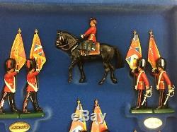 Britains 5801 Trooping The Colour, Hm Queen Guardsmen Book & Toy Soldier Set