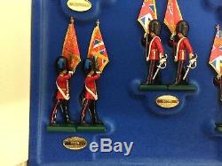 Britains 5801 Trooping The Colour, Hm Queen Guardsmen Book & Toy Soldier Set