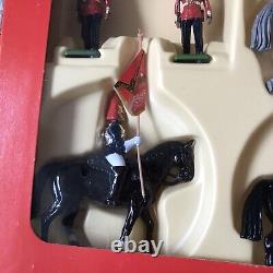 Britains 7219 HM Queen Elizabeth II With Horseguard 8 Metal Hand Painted Figures