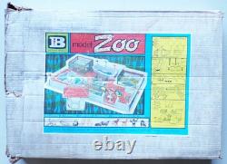 Britains Deetail 4712 Zoo Model Zoo Playset and Box