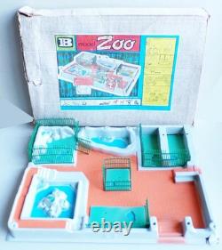 Britains Deetail 4712 Zoo Model Zoo Playset and Box