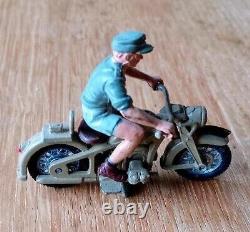 Britains Deetail Afrika Korp Dispatch Rider 9694 + Figures 8th Army/Afrika Korp