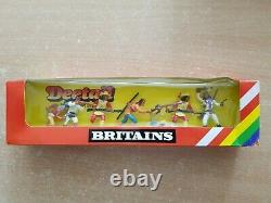 Britains Deetail Wild West Apache Indians Boxed Set of 7 (lot 3232)