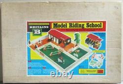 Britains Equestre Batiment Ecole Model Riding School Proche Neuf Boite réf