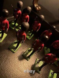 Britains Grenadier Guard 11x Metal Soldiers excellent