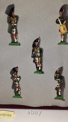 Britains Hamleys 00028 1st Battalion Gordon Highlanders Pipers 1997 boxed Ltd S7