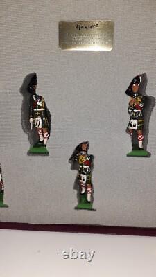 Britains Hamleys 00028 1st Battalion Gordon Highlanders Pipers 1997 boxed Ltd S7