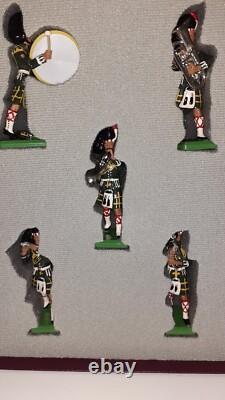 Britains Hamleys 00028 1st Battalion Gordon Highlanders Pipers 1997 boxed Ltd S7