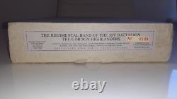 Britains Hamleys 00028 1st Battalion Gordon Highlanders Pipers 1997 boxed Ltd S7