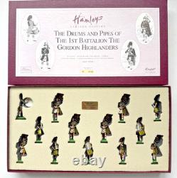 Britains Hamleys 1st Battalion Gordon Highlanders Drums & Pipes #0015/1000
