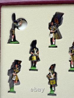 Britains Hamleys 1st Battalion Gordon Highlanders Drums & Pipes #0015/1000