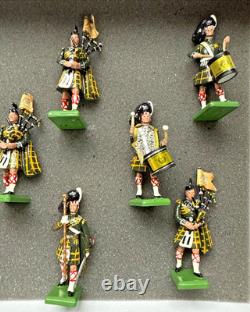 Britains Hamleys 1st Battalion Gordon Highlanders Drums & Pipes #0015/1000