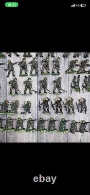 Britains Herald Toy Soldiers, WW II British Infantry figures x 99