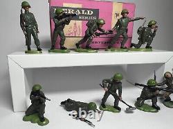 Britains Herald set of 10 WW2 British soldiers in trade box from 1965