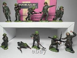 Britains Herald set of 10 WW2 British soldiers in trade box from 1965