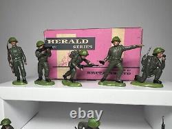 Britains Herald set of 10 WW2 British soldiers in trade box from 1965