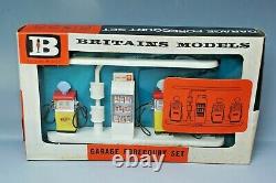 Britains No. 4261 Shell Garage Forecourt Set MINT Boxed