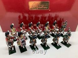 Britains Pipes & Drums 1st Bn Queens Own Cameron Highlanders 79th 13 Piece 48004
