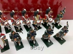 Britains Pipes & Drums 1st Bn Queens Own Cameron Highlanders 79th 13 Piece 48004