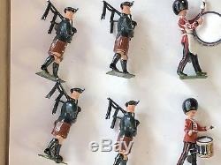Britains Set 2096 Pipes And Drums Of The Irish Guards. Post War