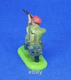 Britains Super Deetail Rare Kneeling Paratrooper from Holy Grail Set Ref 933