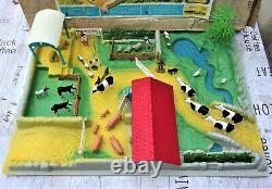 Britains Vintage Farm Playbase 4711 + Extra Figures