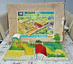 Britains Vintage Farm Playbase 4711 + Extra Figures