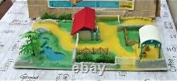 Britains Vintage Farm Playbase 4711 + Extra Figures