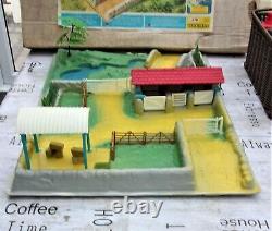 Britains Vintage Farm Playbase 4711 + Extra Figures