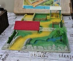 Britains Vintage Farm Playbase 4711 + Extra Figures