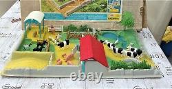 Britains Vintage Farm Playbase 4711 + Extra Figures