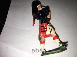 Excellent Vintage Britains Lead Figure Pipers of the Scots Guards Set 69 prewar