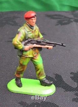 Extremely rare Britains RED BERET Super Deetail figure. 1978 Rare pose. 6300