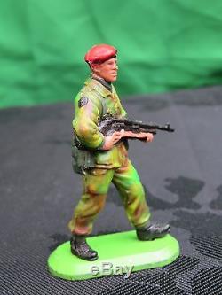 Extremely rare Britains RED BERET Super Deetail figure. 1978 Rare pose. 6300
