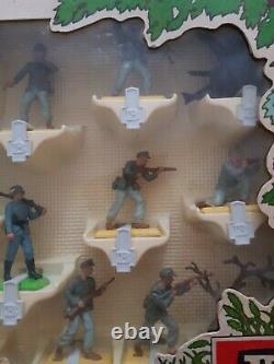 Large Boxed Britains Deetail WW2 German Infantry 18 figures (lot 3233)