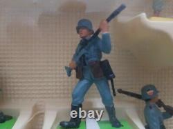 Large Boxed Britains Deetail WW2 German Infantry 18 figures (lot 3233)
