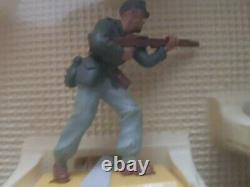 Large Boxed Britains Deetail WW2 German Infantry 18 figures (lot 3233)