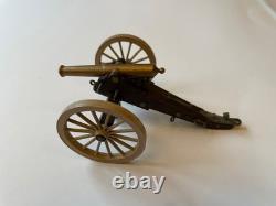 Large collection of various vintage toy soldiers including Britains & Airfix