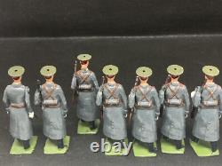 Red Army figures By Britains (yellow 153) set 2027, Russian Soldiers, 1 dam neck