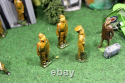 Tinplate Biplane Johlico Offficer and 4 soldiers. Britains cadet pilot. A gift