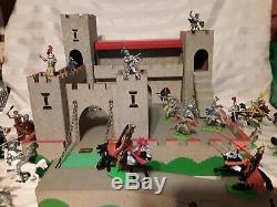 Vintage BRITAIN'S WOODEN CASTLE non swoppets with Saracens & Knights