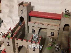 Vintage BRITAIN'S WOODEN CASTLE non swoppets with Saracens & Knights