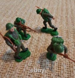 Vintage Britains 1/32 scale Swoppet British Infantry figures in Action