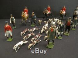 W. BRITAINS The Fox Hunting 5 Horsemen + 10 Followers + Hound of 21 Dogs (23)