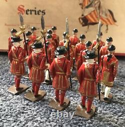 W Britains #1475 BEEFEATERS (YEOMEN) OUTRIDERS FOOTMEN ROYAL HOUSEHOLD