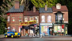 William Britain Circus Street Scene Diorama with Circus Land Rover Vehicle 8673