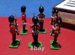 William Britain Hamleys Royal Guard of Honour The Queens Company Grenadier 00319